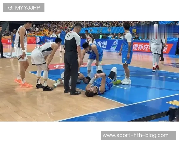 徐杰遭遇膝盖撞击半场表现不佳仅得1分1板1助离场受伤